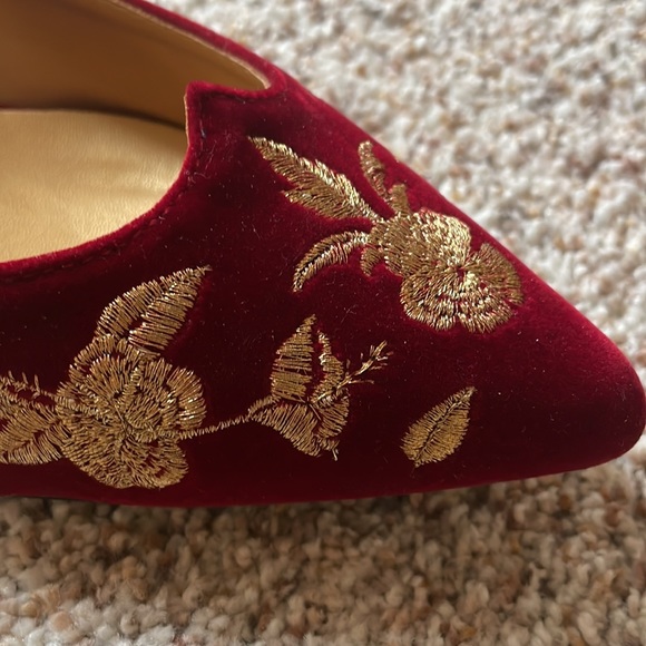 Red velvet and gold shoes - Picture 2 of 5